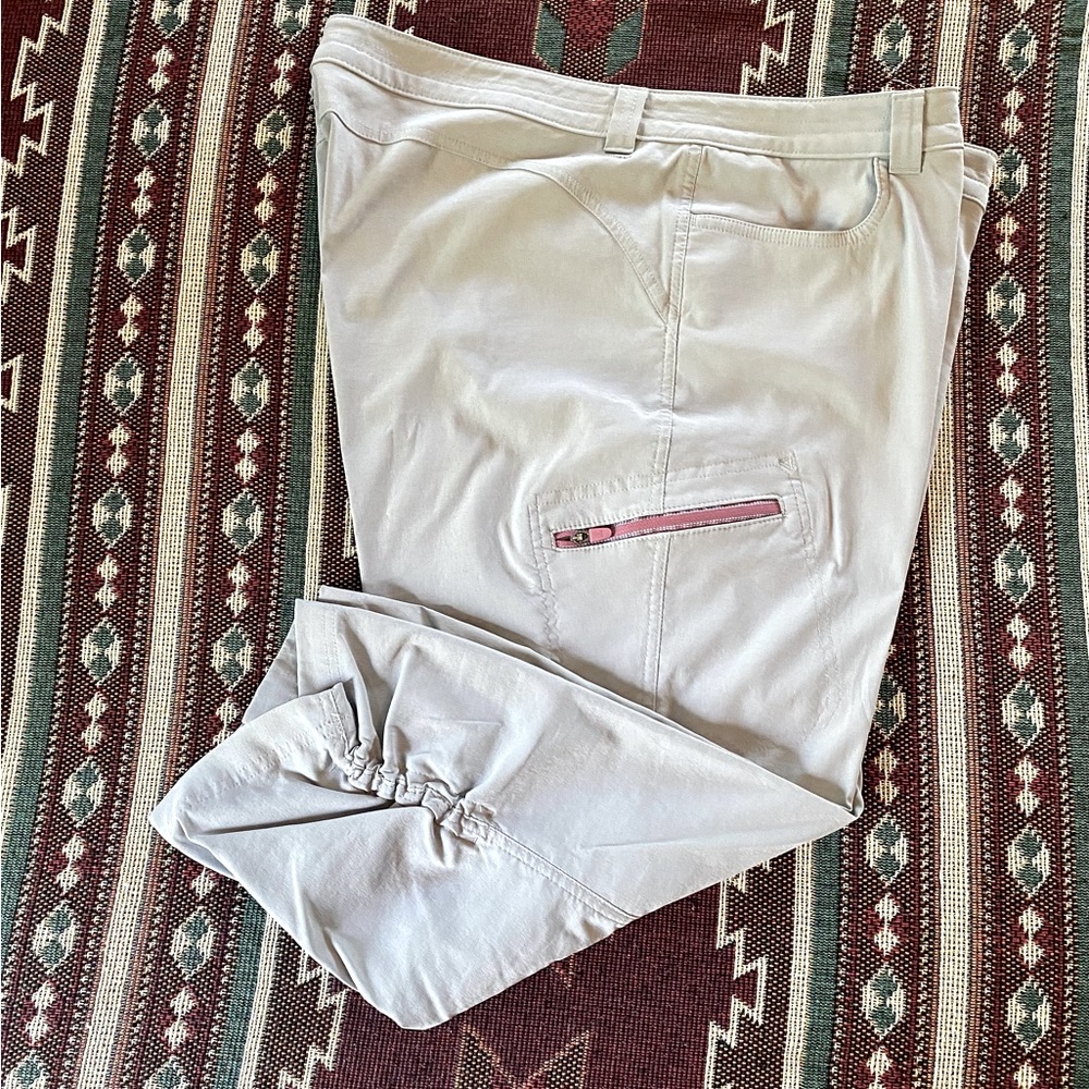 Eddie Bauer Horizon Capri in Light Gray with Pink Zippered Pockets,  size 16